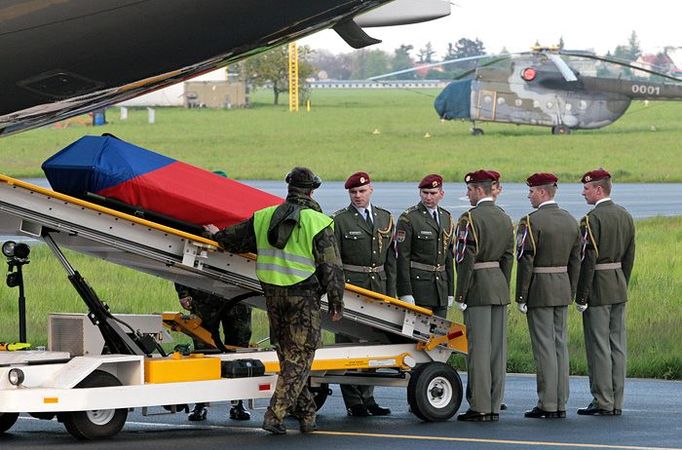 Z armádního Airbusu sjíždí rakev s padlým vojákem.