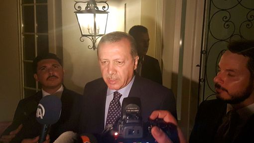 Turecký prezident Tayyip Erdogan hovoří v letovisku Marmaris s novináři.