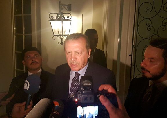Turecký prezident Tayyip Erdogan hovoří v letovisku Marmaris s novináři.