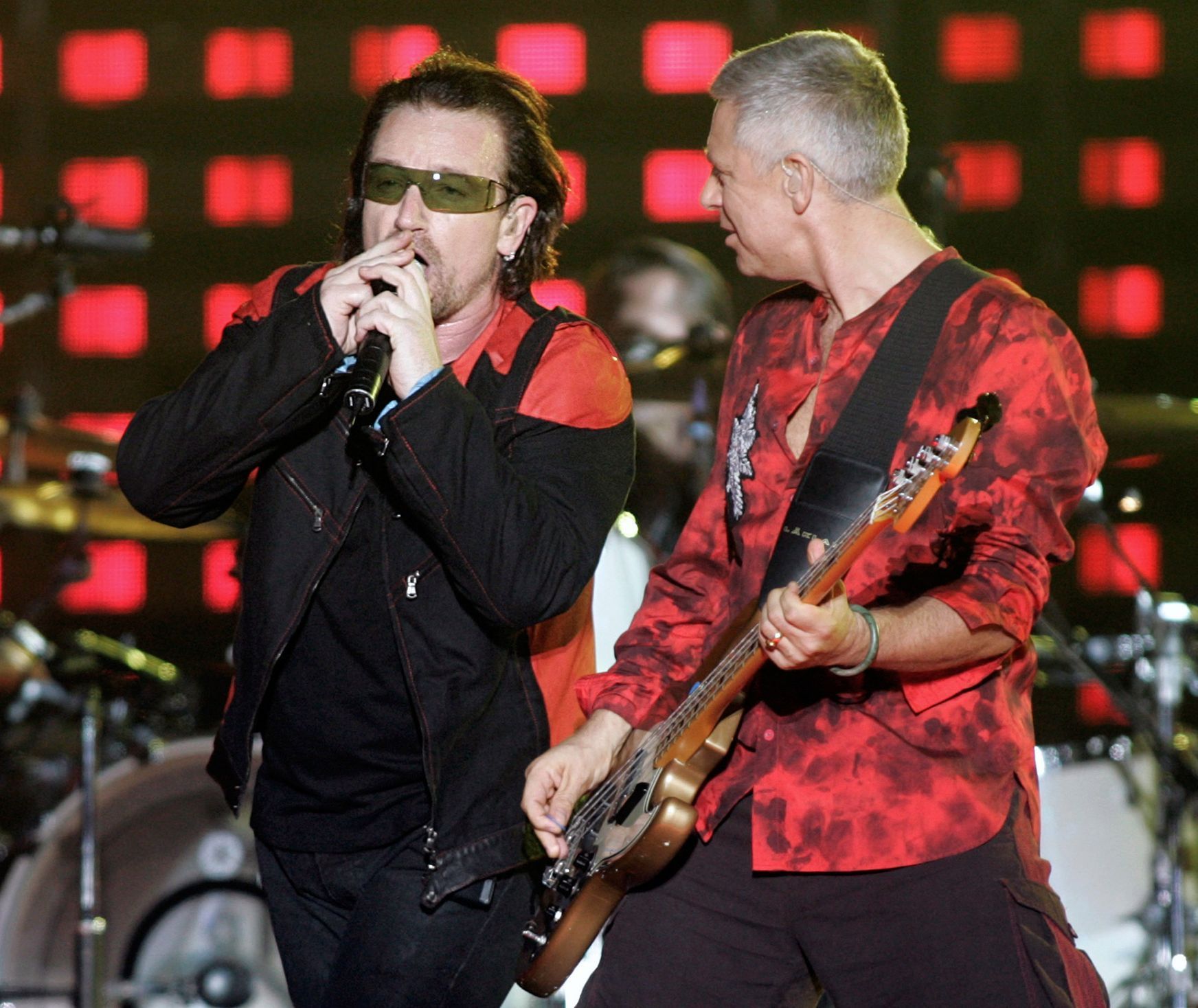Bono a Adam Clayton při koncertu U2 v argentinském Buenos Aires 1. 3. 2006
