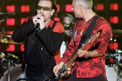 U2 zastavili své světové turné