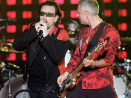 Bono a Adam Clayton v Buenos Aires: 1. března 2006