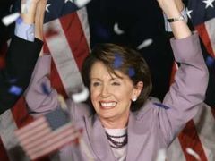Přivedla demokraty k triumfu. Dosavadní šéfka demokratické menšiny ve Sněmovně reprezentantů Nancy Pelosiová se stane novou předsedkyní dolní komory Kongresu. Jako vůbec první žena v historii USA.