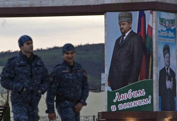 Security guards walk near the museum of late Chechen president Akhmad Kadyrov, with his portrait seen in the background, in Grozny in Chechnya, April 22, 2013. If Tamerlan Tsarnaev was already plotting the Boston Marathon bombings when he stayed in this bustling Russian city at the heart of an Islamist insurgency last year, neighbours say he hid it well. The ethnic Chechen killed in a shootout with U.S. police last week spent at least a month last summer helping his father renovate his first-floor apartment next door to a dentistry in Makhachkala, a city in the Dagestan region on the Caspian Sea. The Caucasian Knot website, which monitors the violence, says 124 people were killed and 75 wounded in the first three months of his year in predominantly Muslim Russian provinces that stretch almost from the Caspian to the Black Sea, and include Dagestan and Chechnya. REUTERS/Maxim Shemetov (RUSSIA - Tags: CRIME LAW CIVIL UNREST SOCIETY POLITICS) Published: Dub. 22, 2013, 7:12 odp.