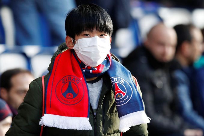 Chlapec na fotbalovém zápasu v Paříži mezi Německem a Francií, který kvůli koronaviru oblékl rouškou.