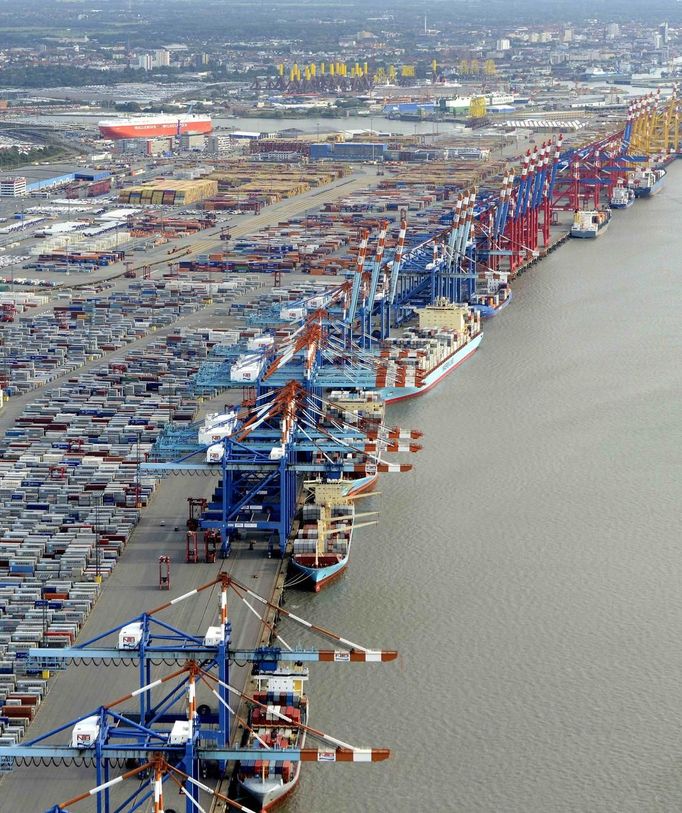 Shipping terminals and containers are pictured in the harbour of the northern German of Bremerhaven on the banks of the river Elbe, late October 8, 2012. Export vehicles from Europe are transported to all parts of the world through Bremerhaven, which is one of the biggest automobile ports in the world. REUTERS/Fabian Bimmer (GERMANY - Tags: TRANSPORT MARITIME BUSINESS) Published: Říj. 9, 2012, 2:23 odp.