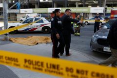 Při sérii útoků v Kanadě ubodali nejméně deset lidí, oba podezřelí jsou na útěku