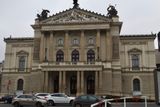 Vedení Národního divadla vybralo vítěze na rekonstrukci Státní opery Praha. Zvítězila firma s nejnižší nabídkou, a to společnost Hochtief CZ. Za opravu si řekla o 857 milionů korun. Za tu částku se opraví celá budova včetně fasády. Tu tvoří novorenesanční průčelí doplněné o klasicistní rysy konce 19. století.