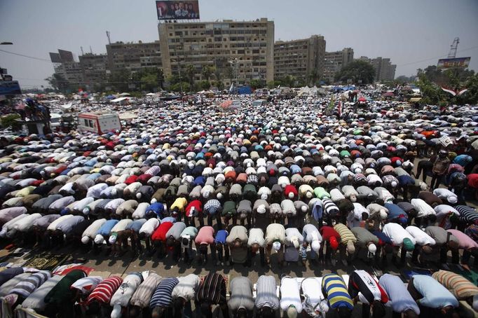 Supporters of Egyptian President Mohamed Mursi perform prayers during a protest to show support to him at the Raba El-Adwyia mosque square in Cairo July 3, 2013. At least 16 people were killed on Wednesday and 200 wounded when gunmen opened fire on supporters of President Mohamed Mursi who were rallying outside Cairo University, state television quoted a Health Ministry spokesman as saying. REUTERS/Khaled Abdullah (EGYPT - Tags: POLITICS CIVIL UNREST TPX IMAGES OF THE DAY) Published: Čec. 3, 2013, 12:47 odp.