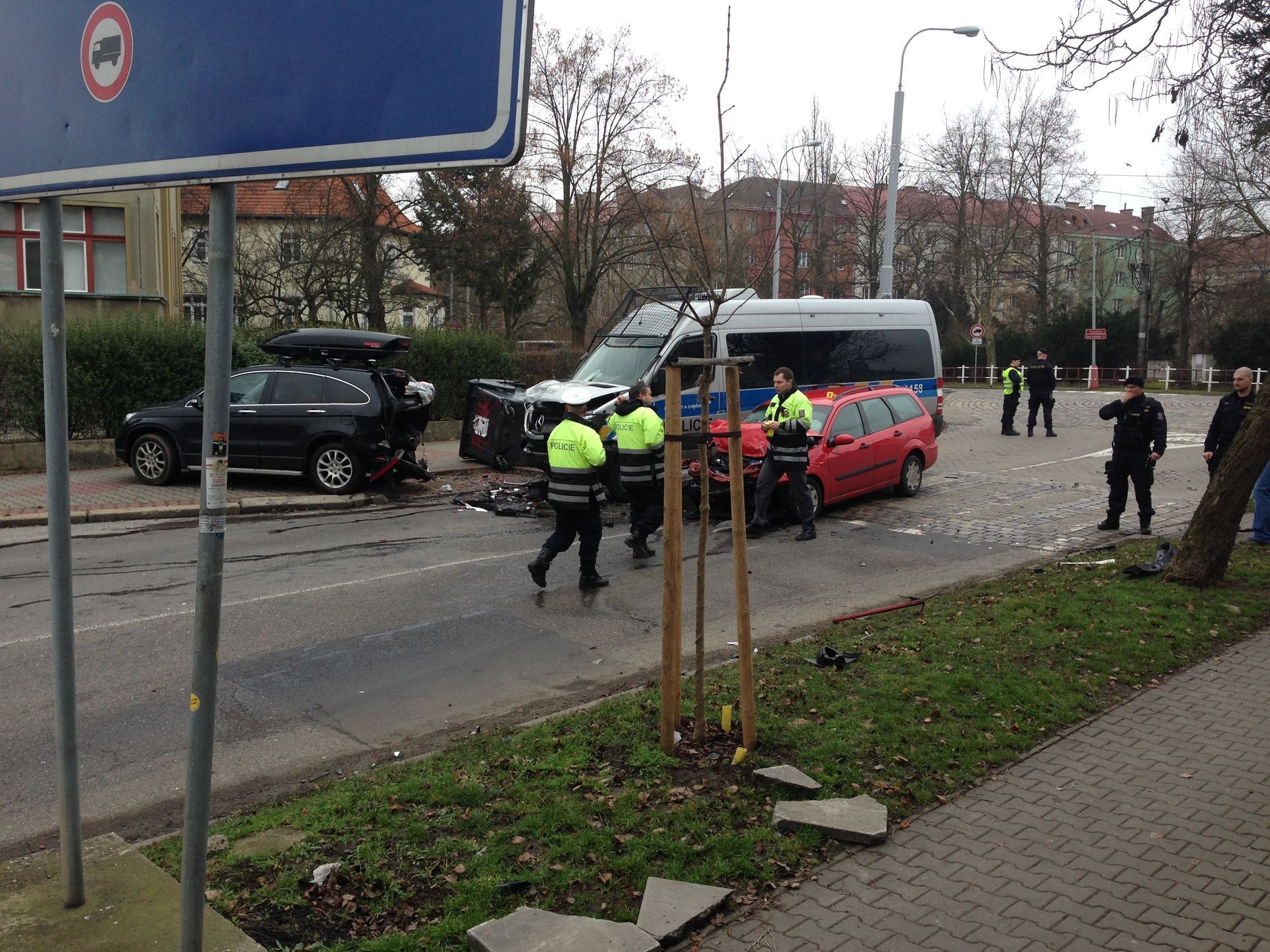 Dopravní nehoda tří aut včetně vozidla policie v Ústí nad Labem 7. 2. 2016