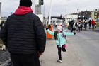 Ukrajinská dívka běží za svým otcem, který na ni čekal u polských hranic. Z Ukrajiny utekla spolu se sourozenci a její matkou.