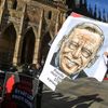 Inaugurace prezidenta Miloše Zemana - dění před Hradem, protesty i oslavy