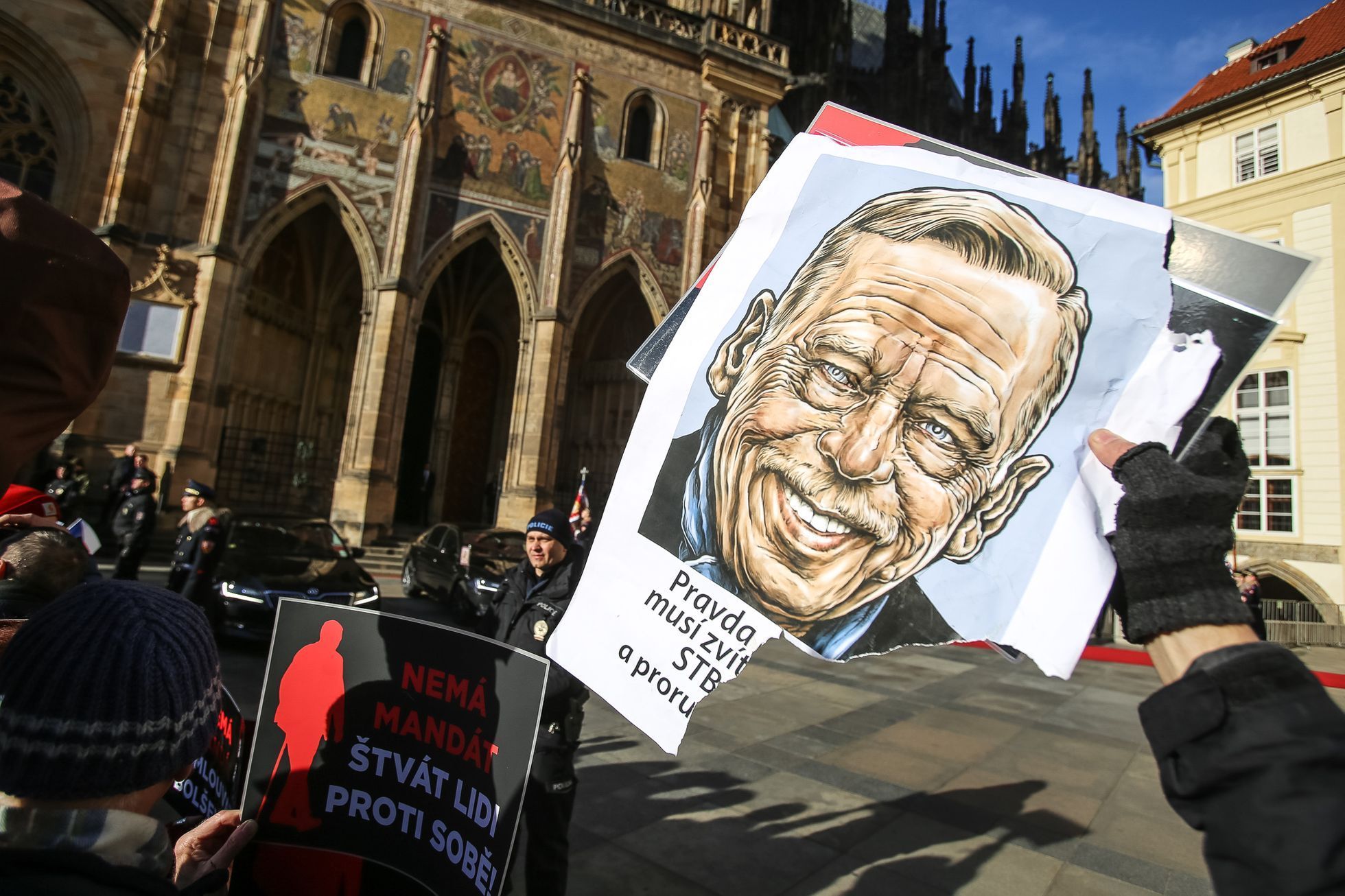 Inaugurace prezidenta Miloše Zemana - dění před Hradem, protesty i oslavy