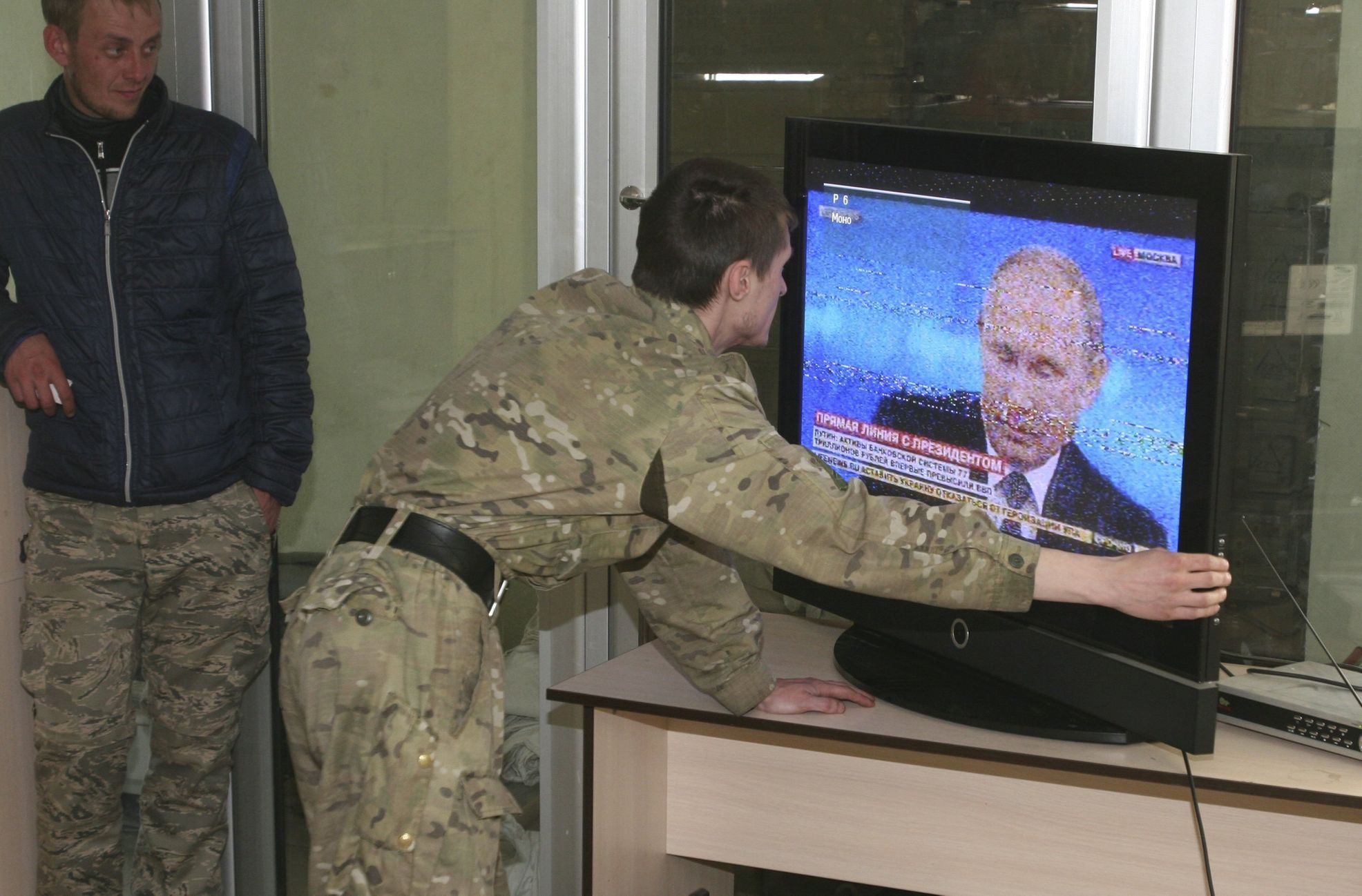 Separatisté z Doněcké lidové republiky sledují debatu Vladimira Putina s občany.