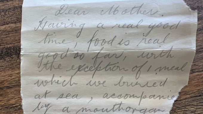 Láhev ukrývala dopisy dvou vojáků směřujících na západní frontu 1. světové války. Jeden z nich, Neville, ve svém dopise žádal nálezce, aby ho doručil jeho matce.