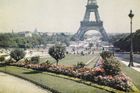 A zde Eiffelova věž a park Champ-de-Mars o dvanáct let později.