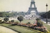 A zde Eiffelova věž a park Champ-de-Mars o dvanáct let později.