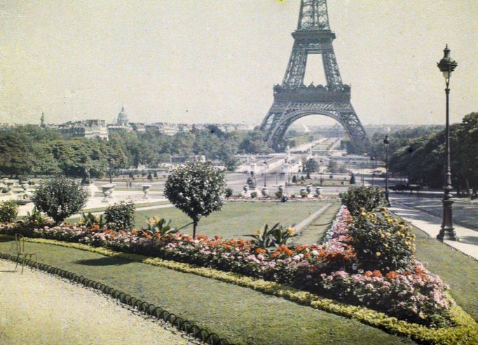 Eiffelova věž a Champ-de-Mars. Záběr z Trocadera v Paříži. Rok 1930