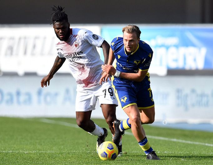 Franck Kessie a Antonín Barák (Verona - AC Milán)