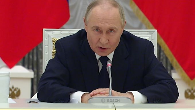 "Musíme je přidusit," řekl Putin k zahraničním firmám v Rusku, zatímco mluvit do mikrofonu Bosch