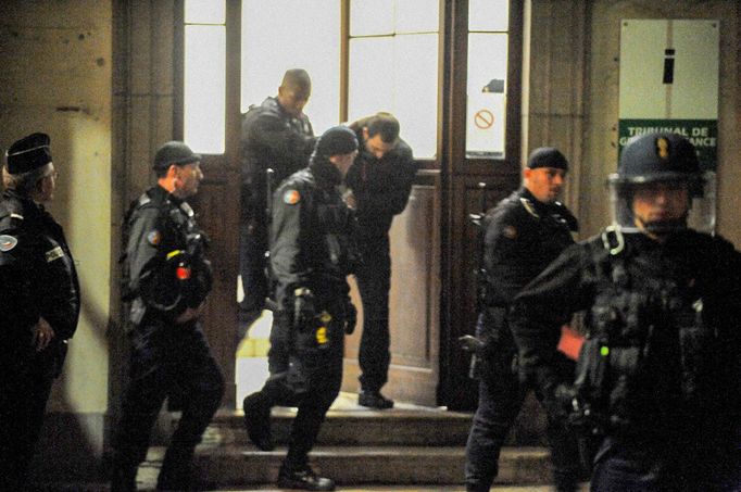Goran Drazić (na snímku uprostřed) je eskortován policí z budovy soudu v Chambéry ve Francii. Záběr z 3. prosince roku 2008.