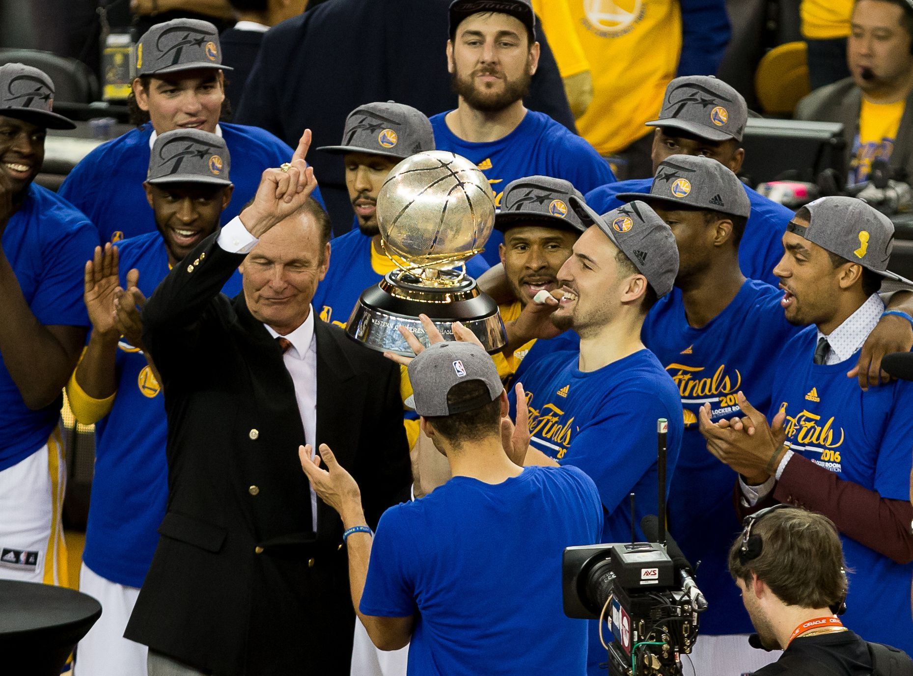 Basketbalisté Golden State s trofejí pro vítěze Západní konference NBA.