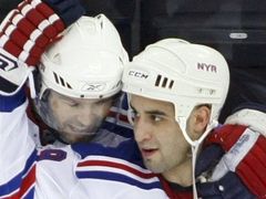 Jaromír Jágr a Scott Gomez z New Yorku Rangers oslavují čtvrtfinálové vedení 1:0 na zápasy na ledě New Jersey.