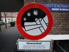 Jedna z prvních značek, které se začínají objevovat v dosud velmi tolerantním Nizozemí. Za kouření marihuany na veřejnosti může být udělena pokuta 50 euro.