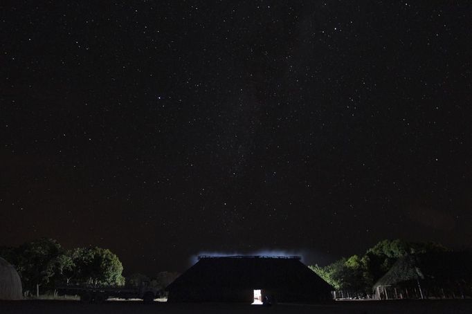 A view of the Yawalapiti village is seen before the start of this year's 'quarup,' a ritual held over several days to honour in death a person of great importance to them, in the Xingu National Park, Mato Grosso State, August 12, 2012. This year the Yawalapiti tribe honoured two people - a Yawalapiti Indian who they consider a great leader, and Darcy Ribeiro, a well-known author, anthropologist and politician known for focusing on the relationship between native peoples and education in Brazil. Picture taken August 12, 2012. REUTERS/Ueslei Marcelino (BRAZIL - Tags: ENVIRONMENT SOCIETY TPX IMAGES OF THE DAY) FOR EDITORIAL USE ONLY. NOT FOR SALE FOR MARKETING OR ADVERTISING CAMPAIGNS. ATTENTION EDITORS - PICTURE 05 OF 37 FOR THE PACKAGE 'THE YAWALAPITI QUARUP RITUAL Published: Srp. 29, 2012, 10:20 dop.