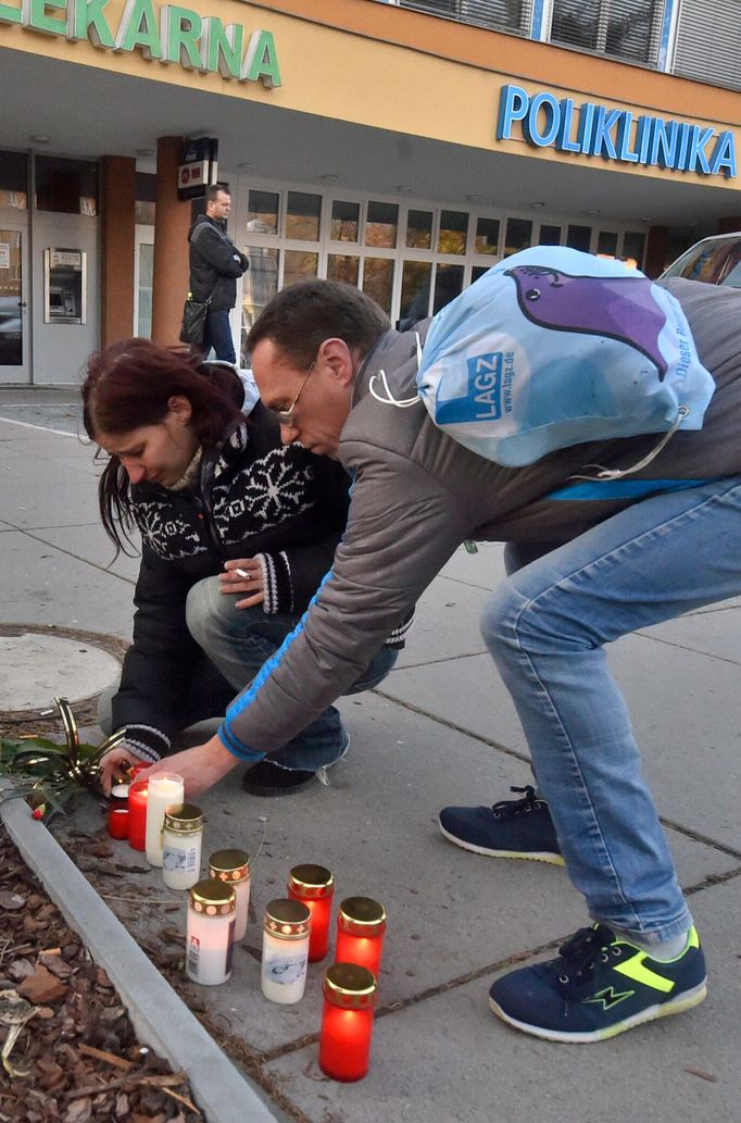 Svíčky a květiny před budovou ostravské fakultní nemocnice.