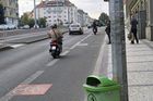 Někteří motocyklisté jezdí uprostřed pruhu pro cyklisty, jiní přesně na jeho hranici. I to je špatně, pokud podjíždějí auto zprava.