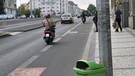 Někteří motocyklisté jezdí uprostřed pruhu pro cyklisty, jiní přesně na jeho hranici. I to je špatně, pokud podjíždějí auto zprava.