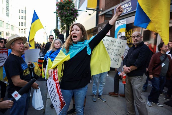 Kanadští Ukrajinci protestují proti uvedení dokumentu Rusové ve válce před kancelářemi torontského festivalu.