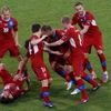 Čeští fotbalisté slaví gól proti Polsku v utkání skupiny A na Euru 2012