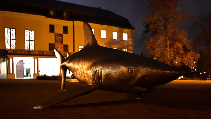 Socha nazvaná Ocelový žralok stojí před budovou zámku.