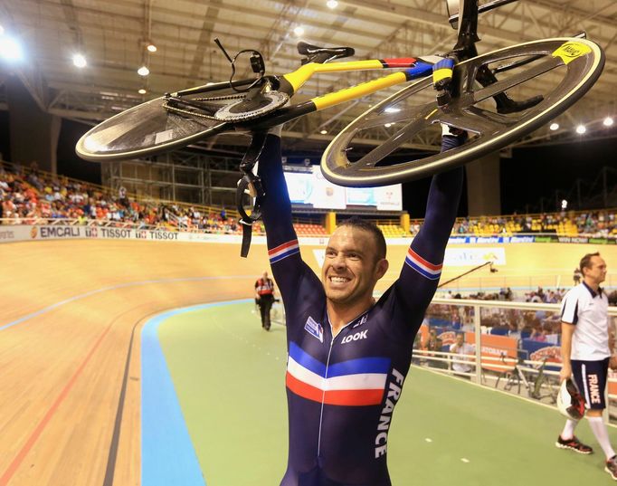 Francouz Francois Pervis slaví zlato v závodě na 1 kilometr s pevným startem na MS v Cali