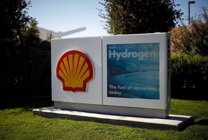 FILE PHOTO: A Shell hydrogen station for hydrogen fuel cell cars is seen in Torrance, California September 30, 2014. REUTERS/Lucy Nicholson//File Photo