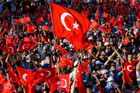"Erdogan se trůnu nevzdá." Čistky v Turecku pokračují, z učitelů se stávají uklízeči