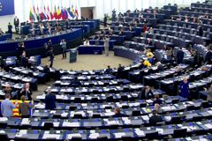 Ty nejbizarnější momenty v europarlamentu: Chvála Mussoliniho i "podřadné ženy"