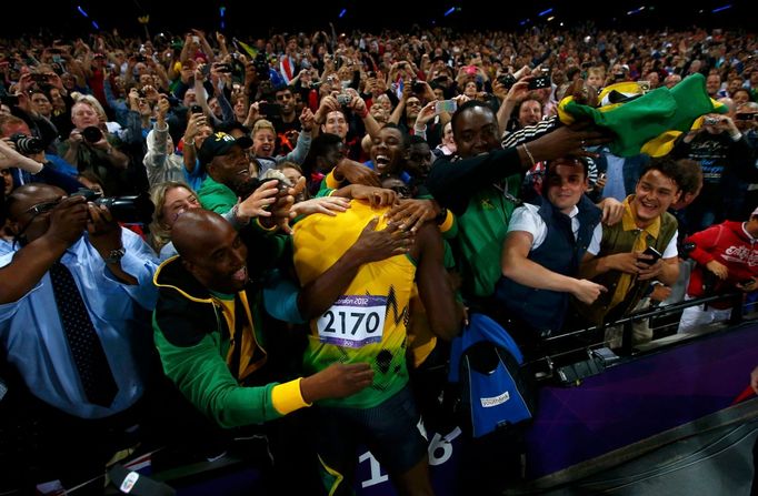 Jamajský sprinter Usain Bolt se raduje z vítězství ve finále na 100 metrů během OH 2012 v Londýně.