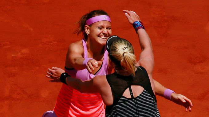 Lucie Šafářová s parťačkou Bethanií Mattekovou-Sandsovou na loňském French Open.