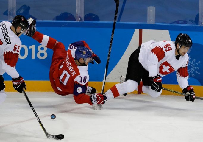 Roman Červenka (10) a Cody Almond v zápase Česko - Švýcarsko na ZOH 2018