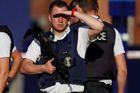 Muž, který v Belgii napadl mačetou policistky, zemřel. Útok má teroristické pozadí, řekl premiér