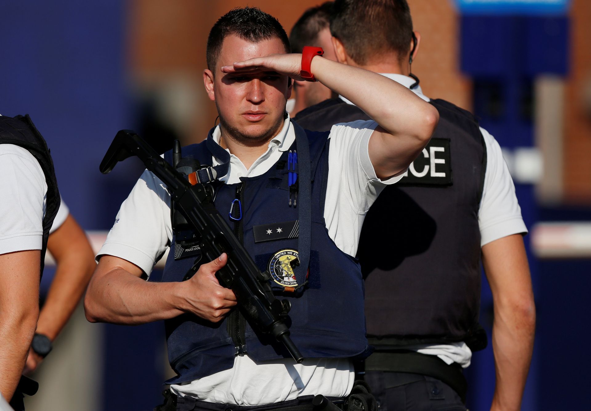 Belgičtí policisté hlídkují před budovou hlavní policejní stanice v Charleroi