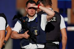 Belgická policie hledá další možné teroristy, obává se atentátu. Při prohlídkách bytů našla zbraně