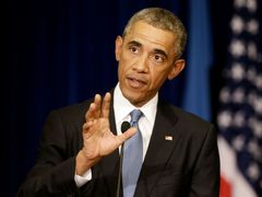 Americký prezident Barack Obama odpovídá během návštěvy Estonska na dotazy novinářů.