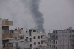 Napětí v Sýrii nepolevuje, v Homsu našli desítky těl