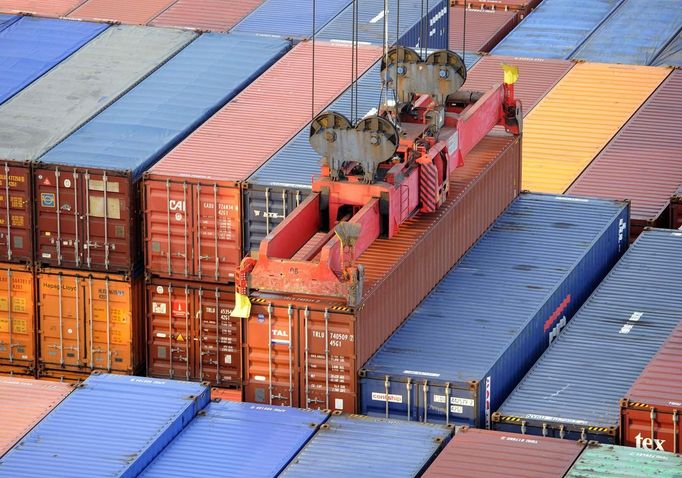 File photo of a container being loaded at the container terminal Altenwerder in the harbour in Hamburg, October 25, 2011. Picture taken October 25. German exports rose unexpectedly in August, underscoring the continued resilience of Europe's largest and traditionally export-oriented economy despite the euro zone crisis and suggesting a third quarter slowdown may be moderate. Official data released October 8, 2012, showed seasonally adjusted exports jumped 2.4 percent month-on-month, far outperforming expectations for a drop of 0.5 percent and beating even the highest forecast in a Reuters poll of 17 economists for a 0.5 percent rise. REUTERS/Fabian Bimmer/Files (GERMANY - Tags: BUSINESS) Published: Říj. 8, 2012, 10:41 dop.