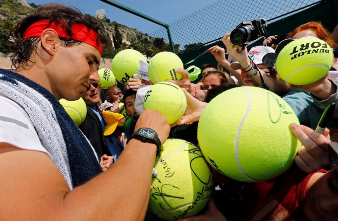 Rafael Nadal v obležení fanoušků