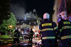 Hasiči ukončili zásah v Roztokách. Vyšetřování příčiny požáru potrvá několik měsíců